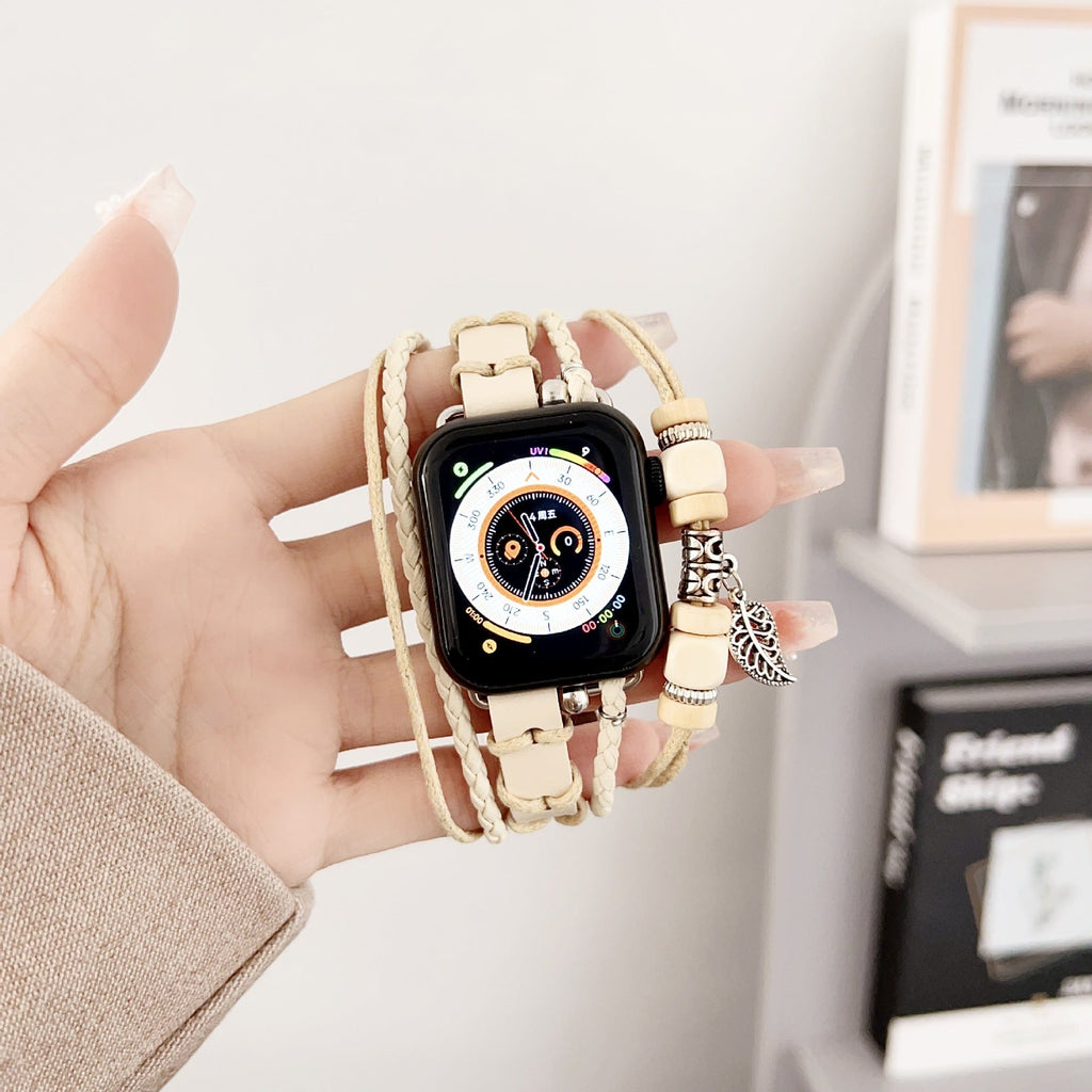 Correa Apple Watch multicapa trenzada, con perlas de madera y colgante de hoja, estilo bohemio, modelo Trossa