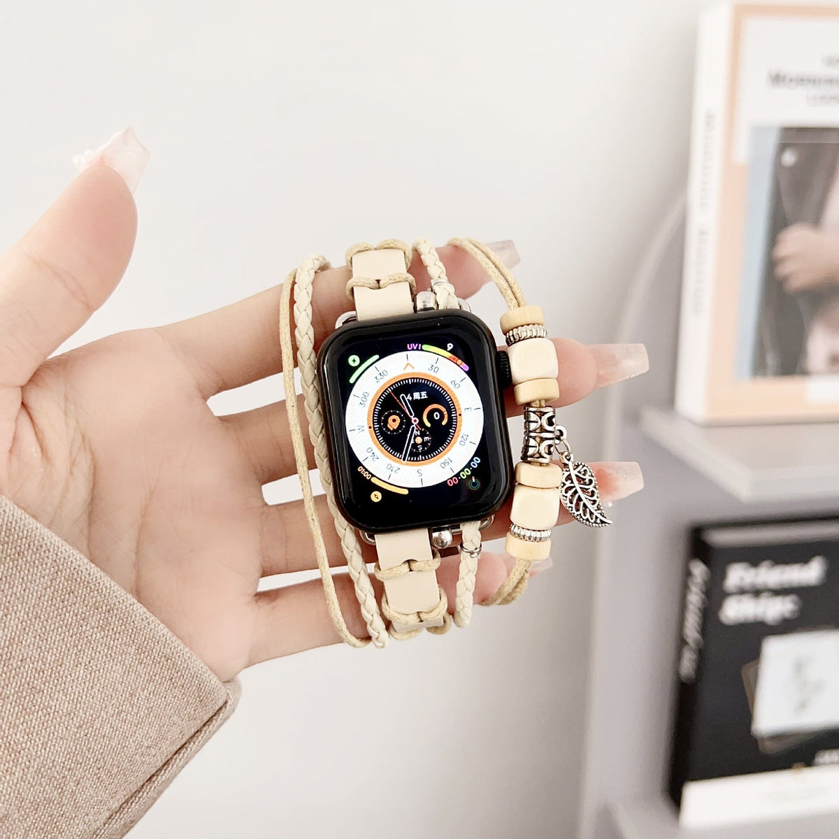 Correa Apple Watch multicapa trenzada, con perlas de madera y colgante de hoja, estilo bohemio, modelo Trossa
