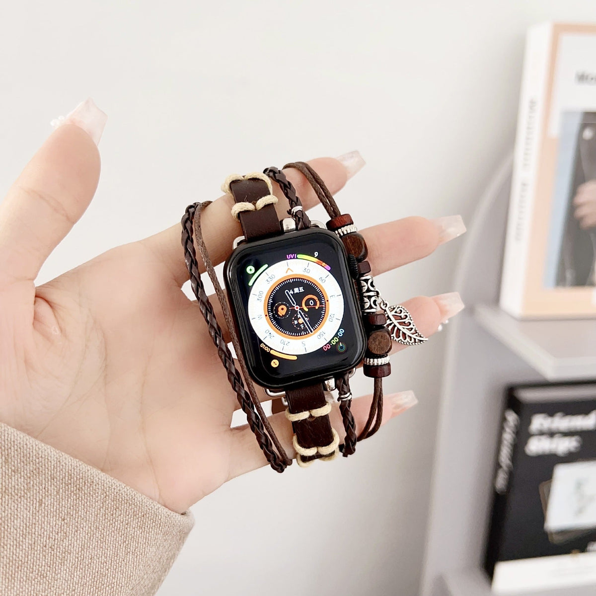 Correa Apple Watch multicapa trenzada, con perlas de madera y colgante de hoja, estilo bohemio, modelo Trossa
