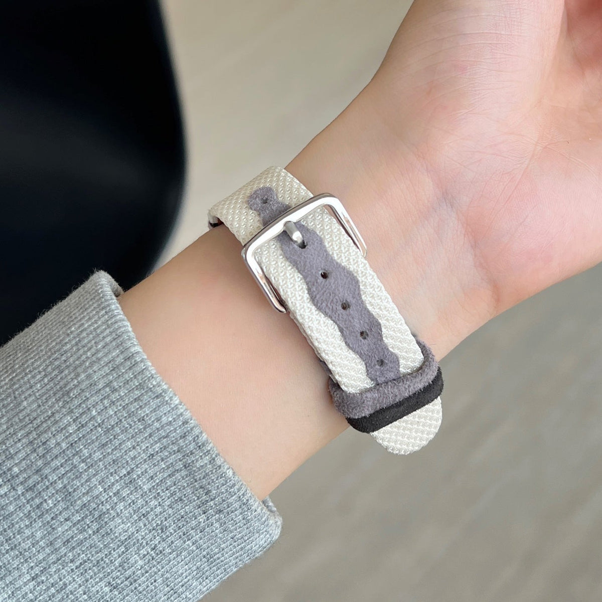 Correa Apple Watch de tela tejida, motivos ondulados de colores, detalles de ante, modelo Claire