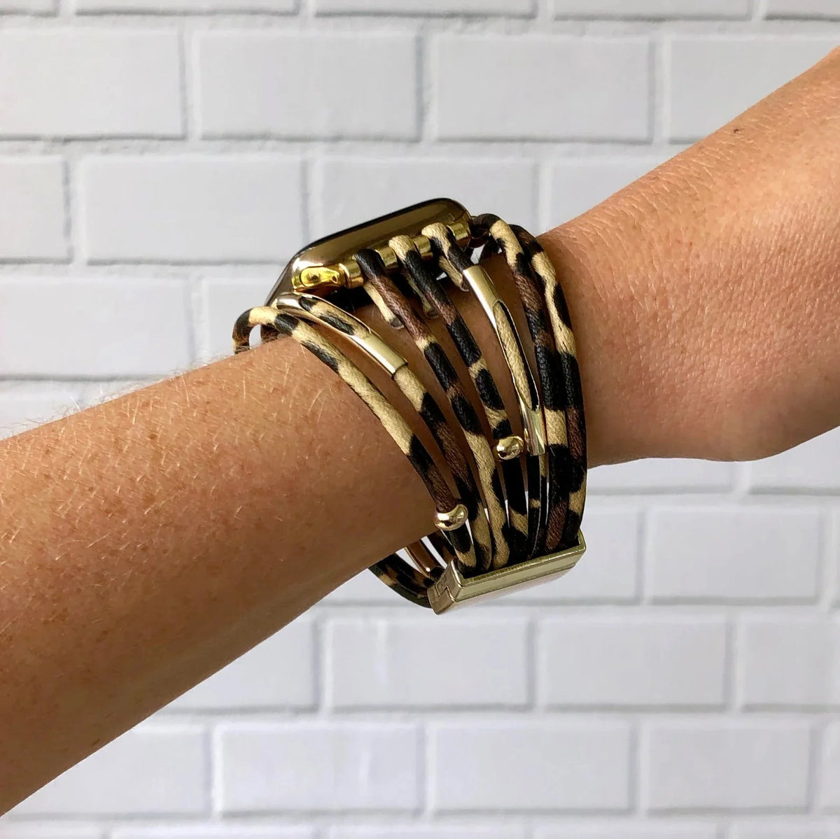 Correa de reloj Apple Watch leopardo, material sintético flexible y metal dorado, accesorio de moda ajustable para mujer, modelo Sabor