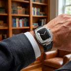 Correa de reloj en cuero split con carcasa integrada, compatible con Apple Watch, diseño tipo armadura moderna, hebilla de espiga, modelo Castillon
