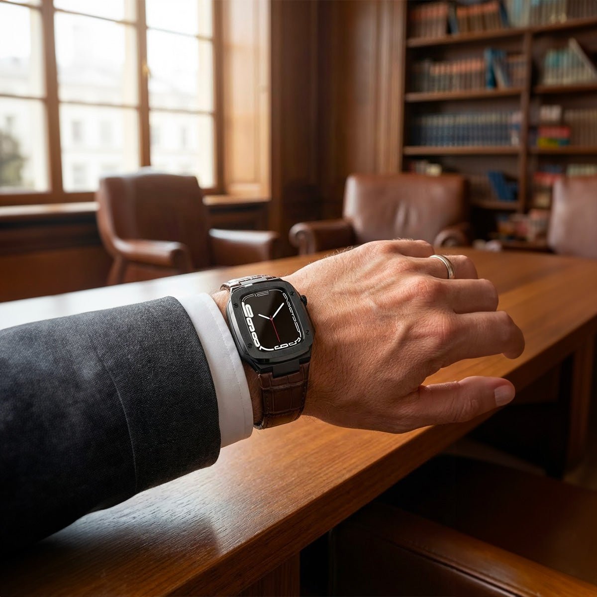 Correa de reloj en cuero split con carcasa integrada, compatible con Apple Watch, diseño tipo armadura moderna, hebilla de espiga, modelo Castillon