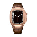 Correa de reloj en cuero split con carcasa integrada, compatible con Apple Watch, diseño tipo armadura moderna, hebilla de espiga, modelo Castillon