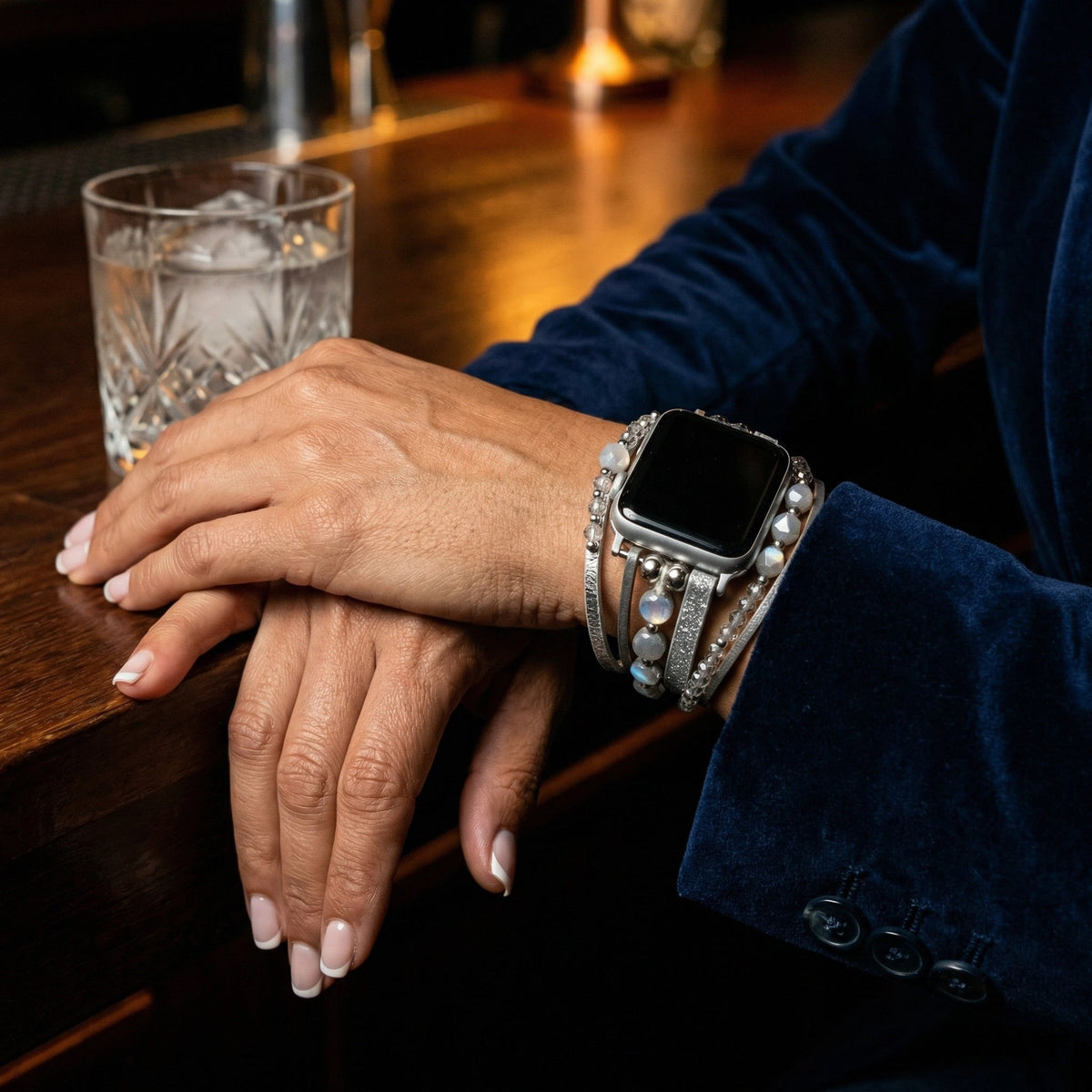 Correa multivueltas para Apple Watch, tiras y perlas brillantes, cierre a presión, modelo Yika