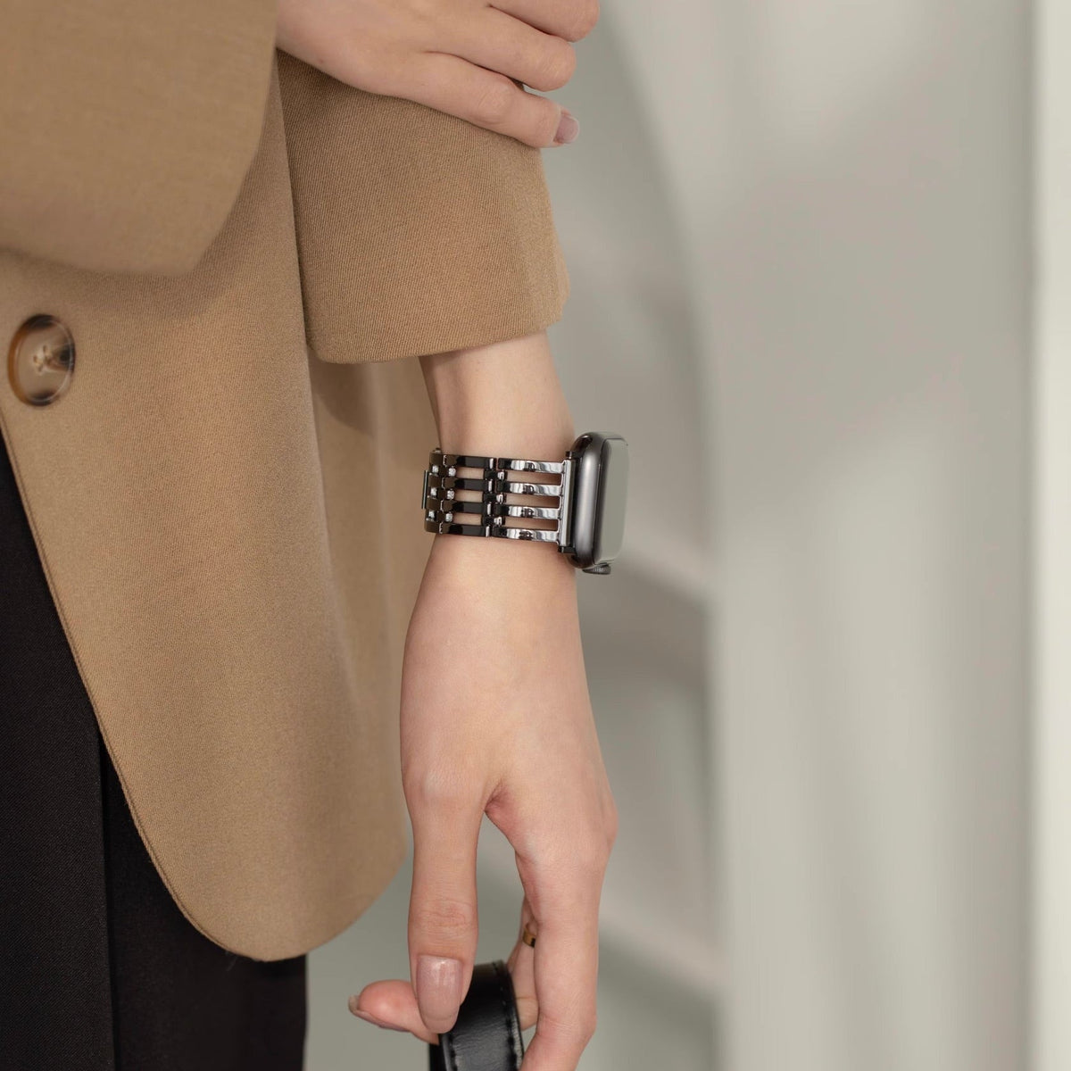 Correa Apple Watch de acero inoxidable, cinco capas caladas, acabado con pedrería, modelo Princia