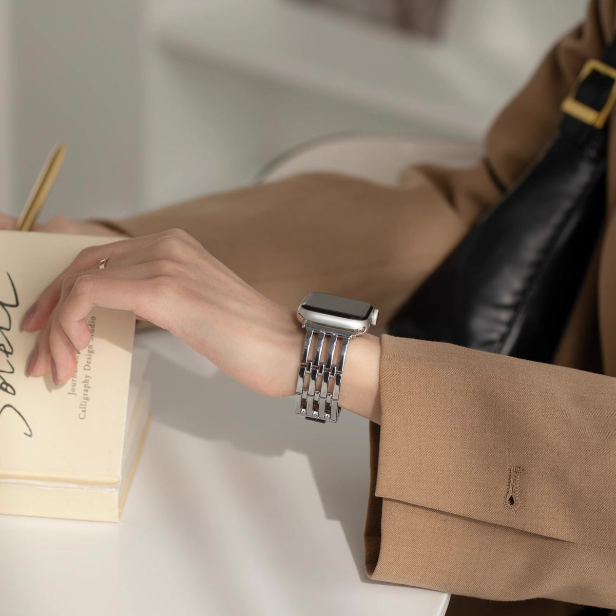 Correa Apple Watch de acero inoxidable, cinco capas caladas, acabado con pedrería, modelo Princia