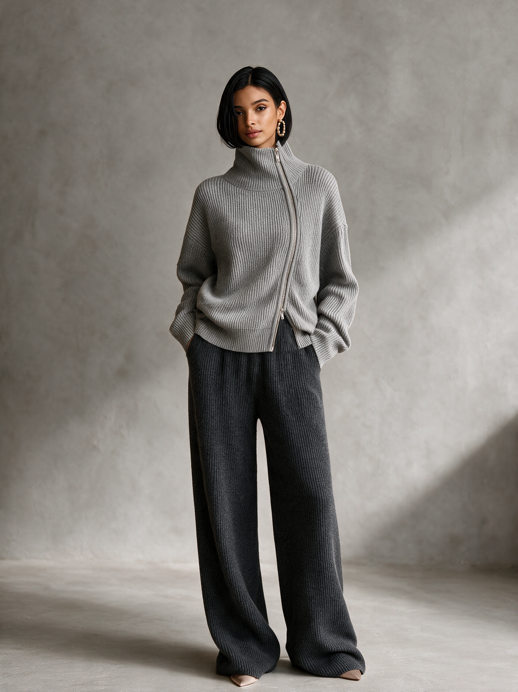 Jersey gris de canalé con cuello chimenea y cremallera diagonal