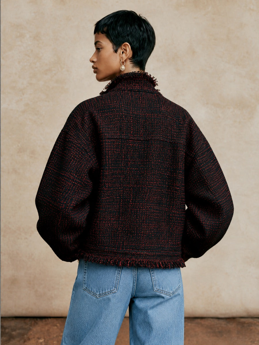 Chaqueta corta de tweed con cuello alzado y bordes deshilachados