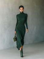 Vestido midi cruzado de punto verde oscuro con cuello alto