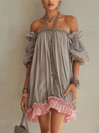 Vestido Mini de Chifón Gris con Hombros Descubiertos y Ribete Rosa