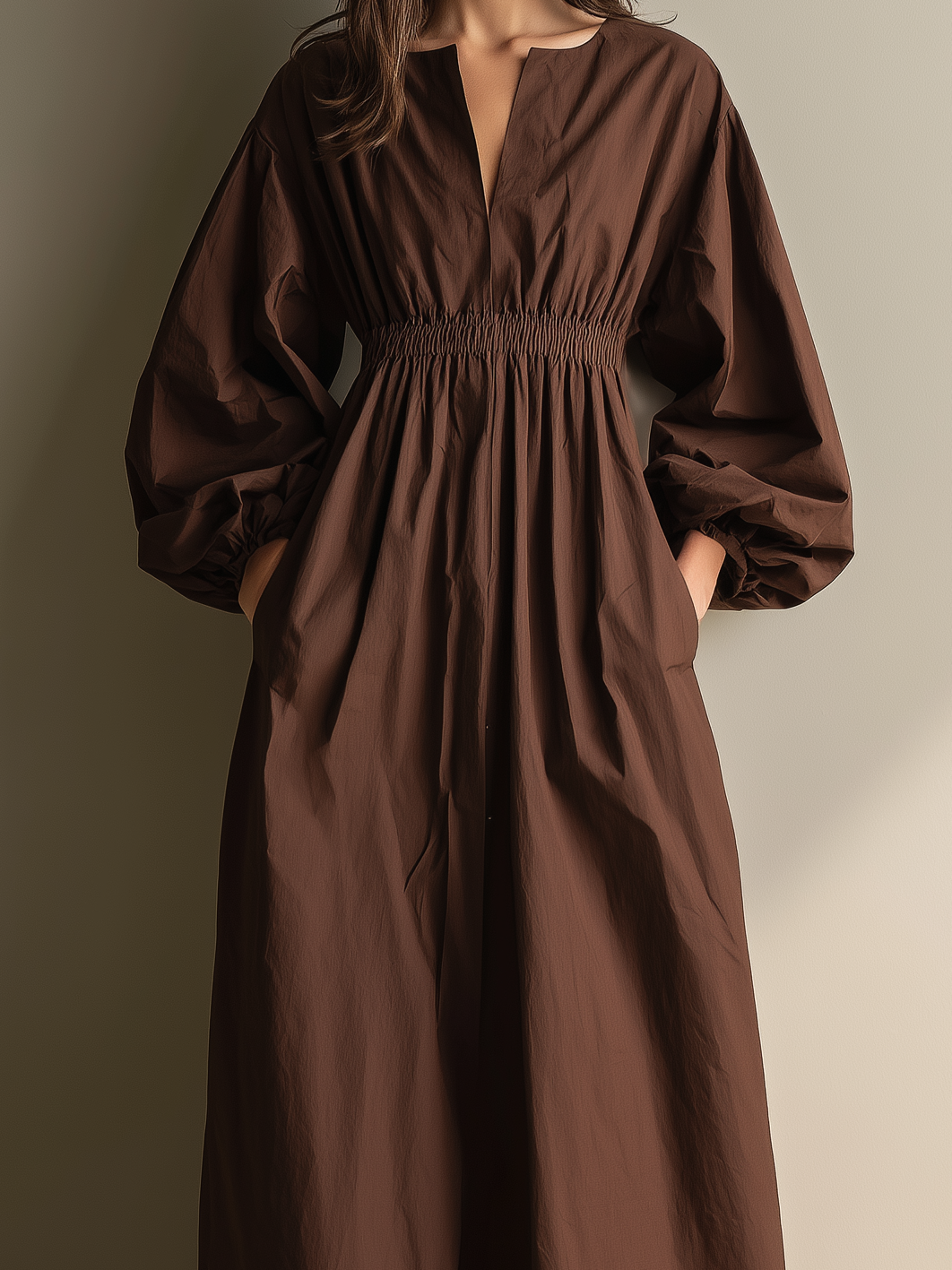 Vestido largo de algodón y lino marrón con escote en V y cintura elástica