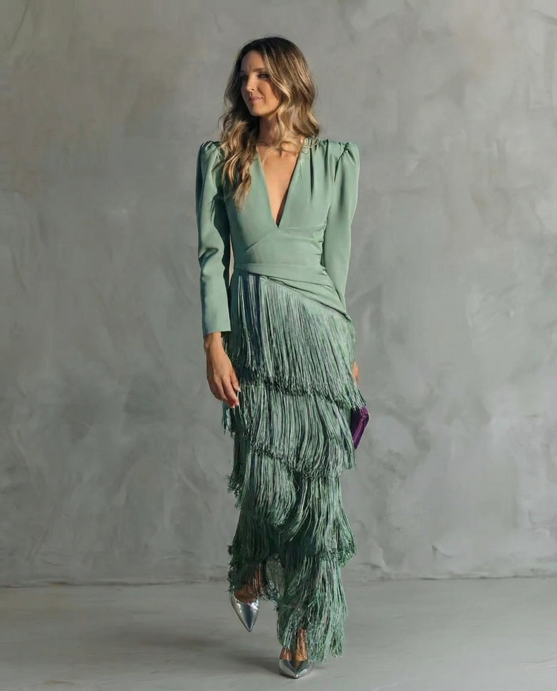 Elegante Vestido Midi Con Mangas y Flecos
