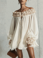 Vestido Mini Crema con Flores 3D y Hombros Descubiertos
