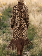 Vestido midi de manga larga con estampado de leopardo y bajo con flecos