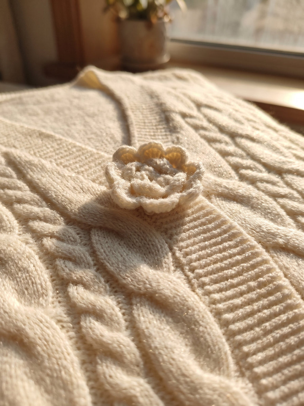 Cárdigan de Punto Trenzado Crema con Flores Bordadas