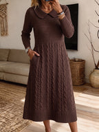 Vestido Midi Marrón de Punto Trenzado con Cuello Bebé