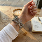 Correa Apple Watch, con múltiples dijes de corazón y cruz, eslabones metálicos a presión, joya para reloj de mujer, accesorio de tendencia, modelo Erza