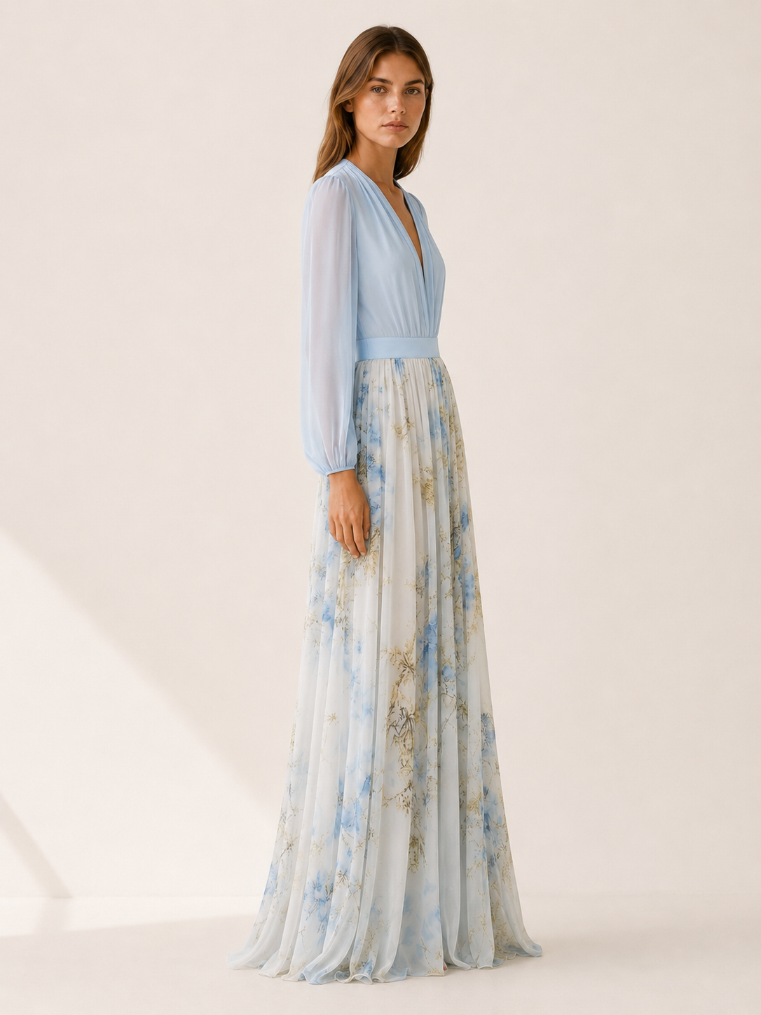 Vestido Largo Floral con Escote en V y Mangas Transparentes