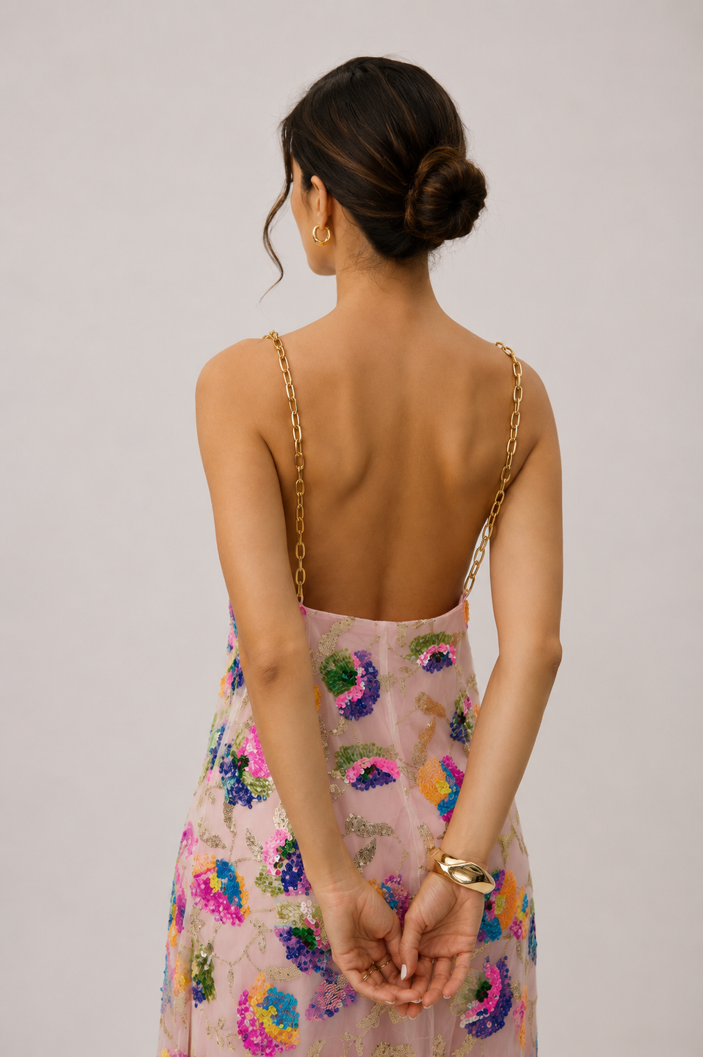 Vestido largo sin espalda con lentejuelas bordadas