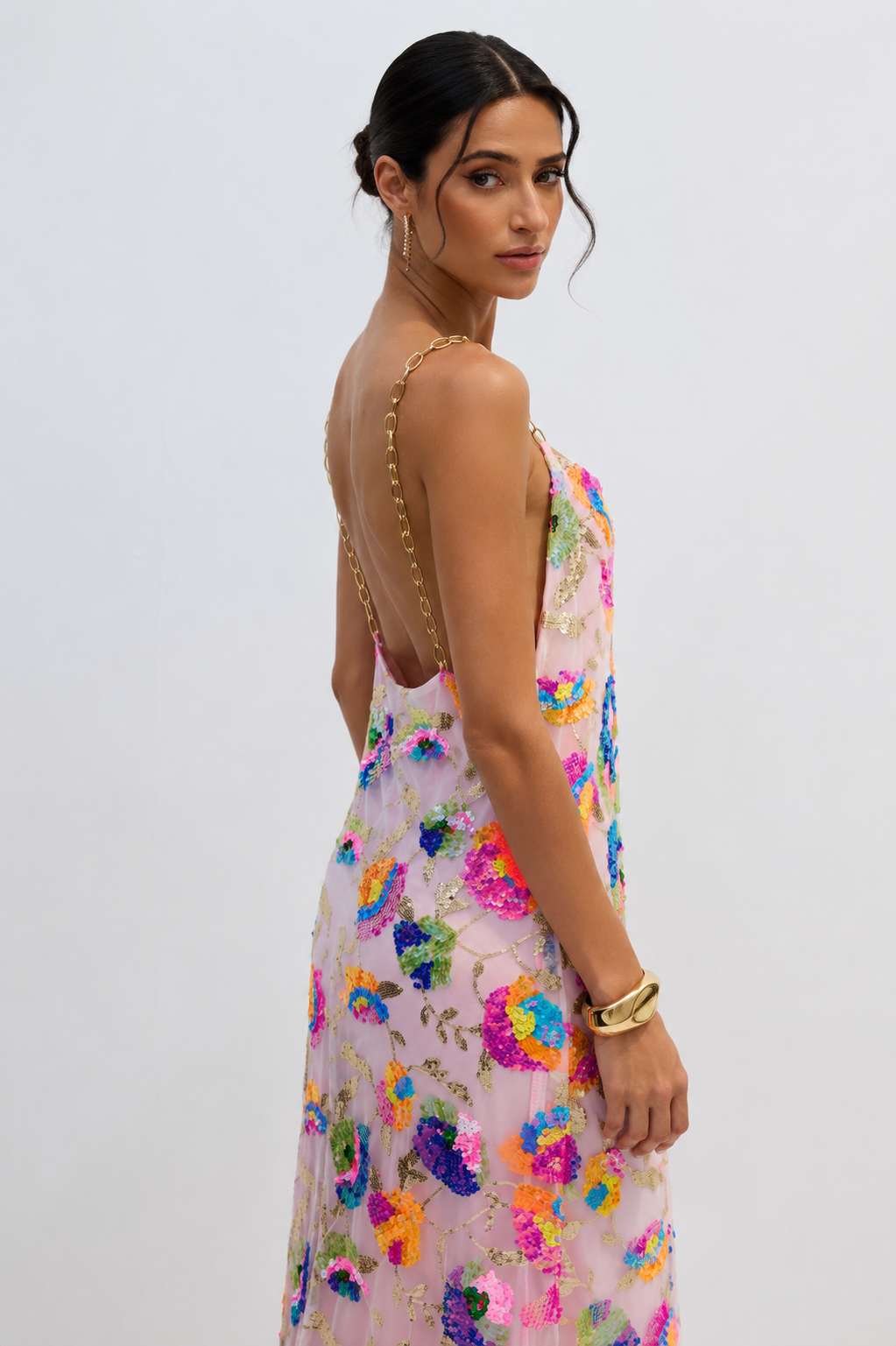 Vestido largo sin espalda con lentejuelas bordadas
