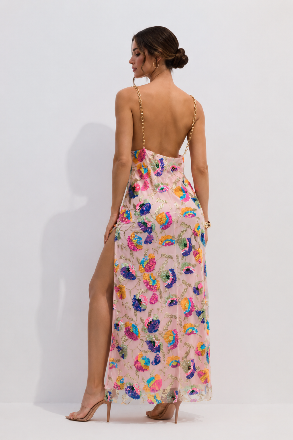 Vestido largo sin espalda con lentejuelas bordadas
