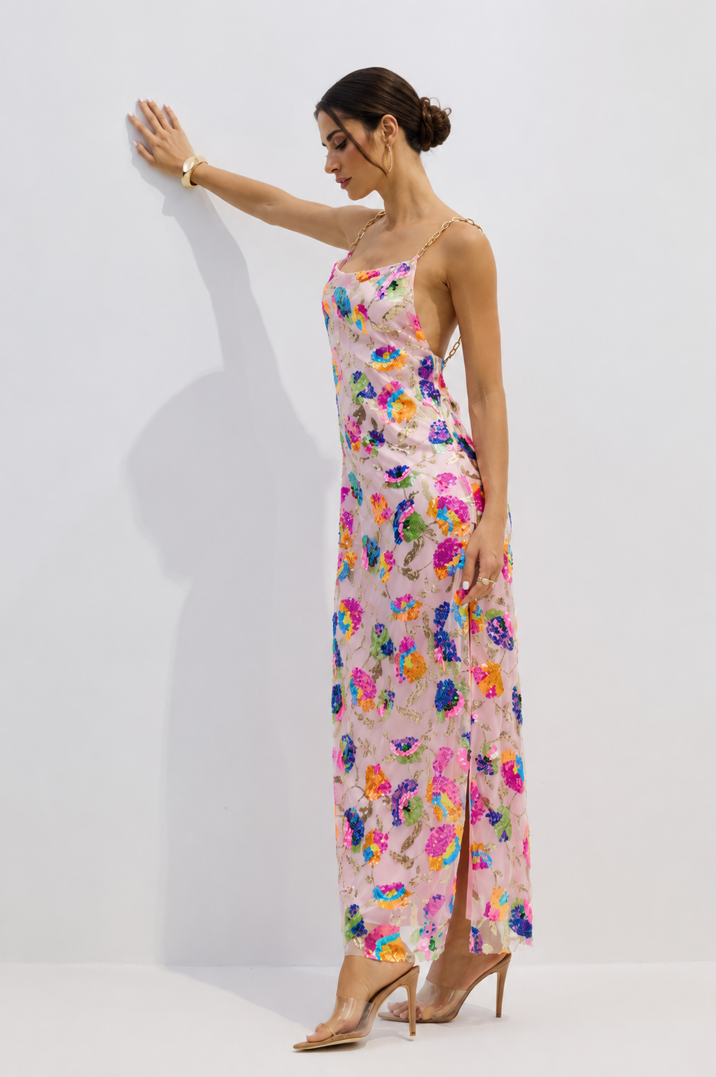 Vestido largo sin espalda con lentejuelas bordadas