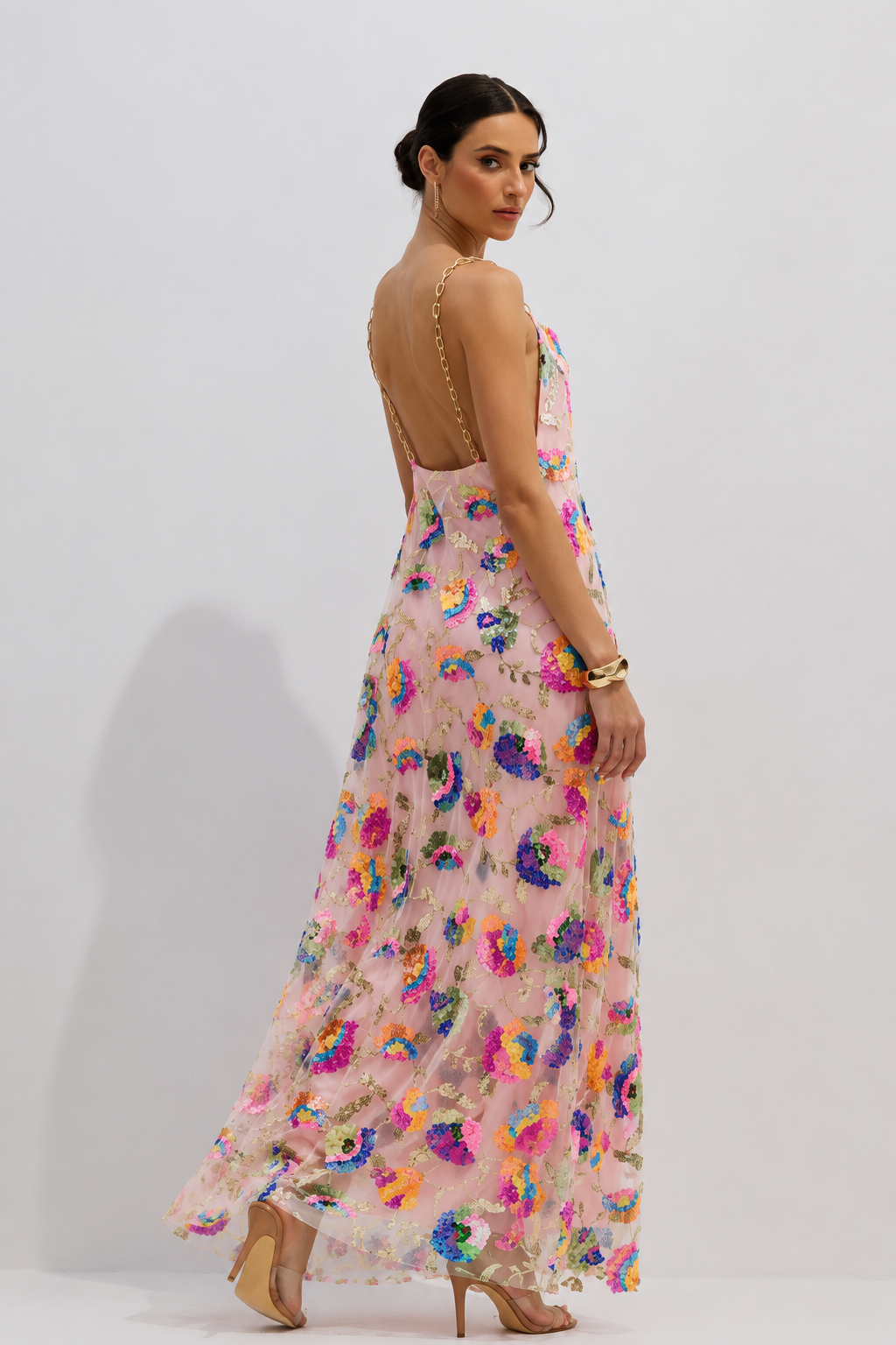 Vestido largo sin espalda con lentejuelas bordadas